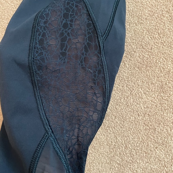 Lulu lemon Twist and Train High Rise crops - Picture 3 of 6